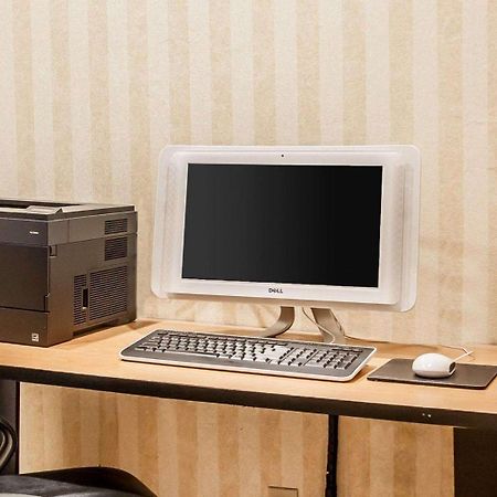 Comfort Inn Conference Center Хилсбъро Екстериор снимка