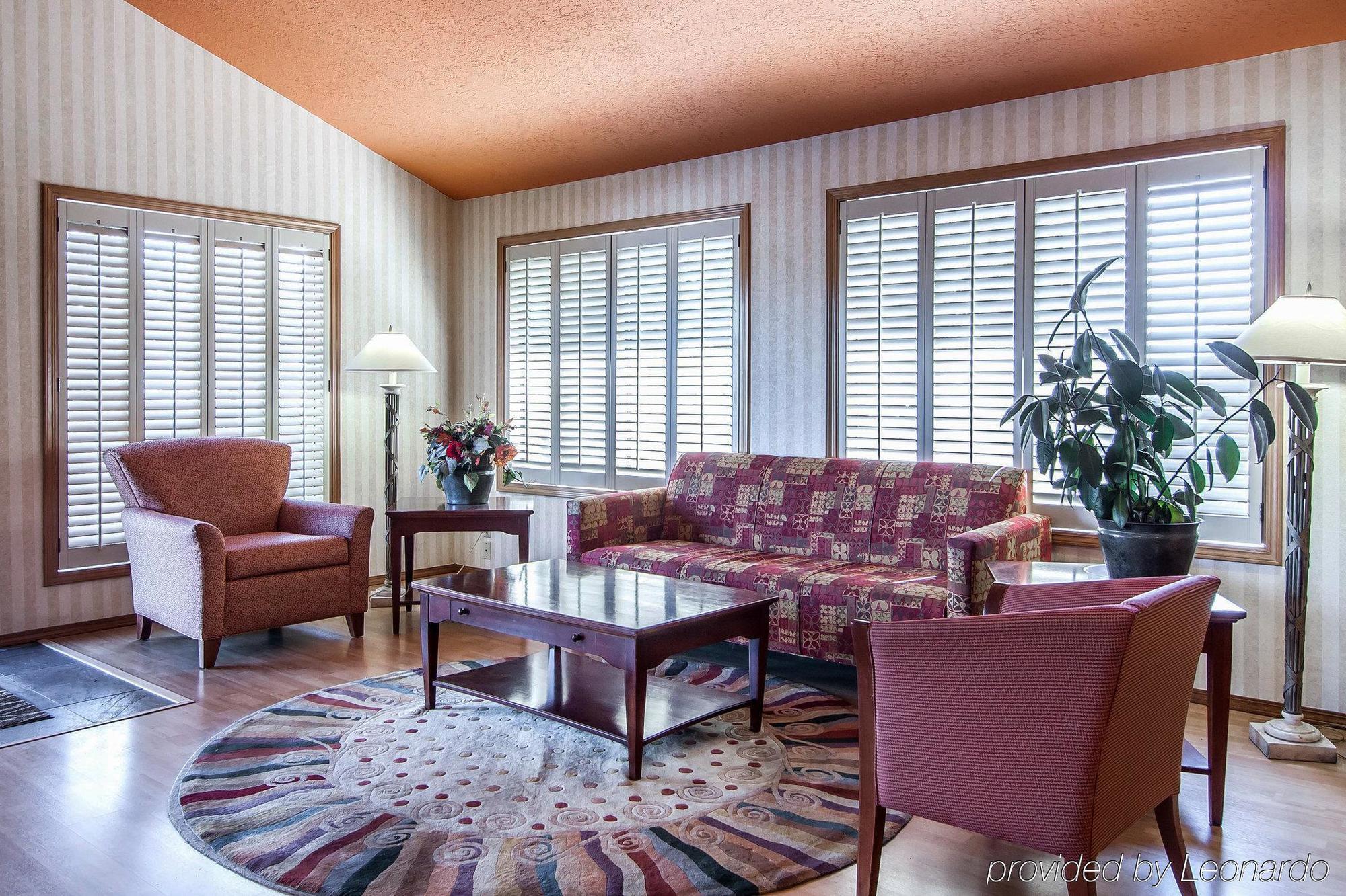 Comfort Inn Conference Center Хилсбъро Екстериор снимка