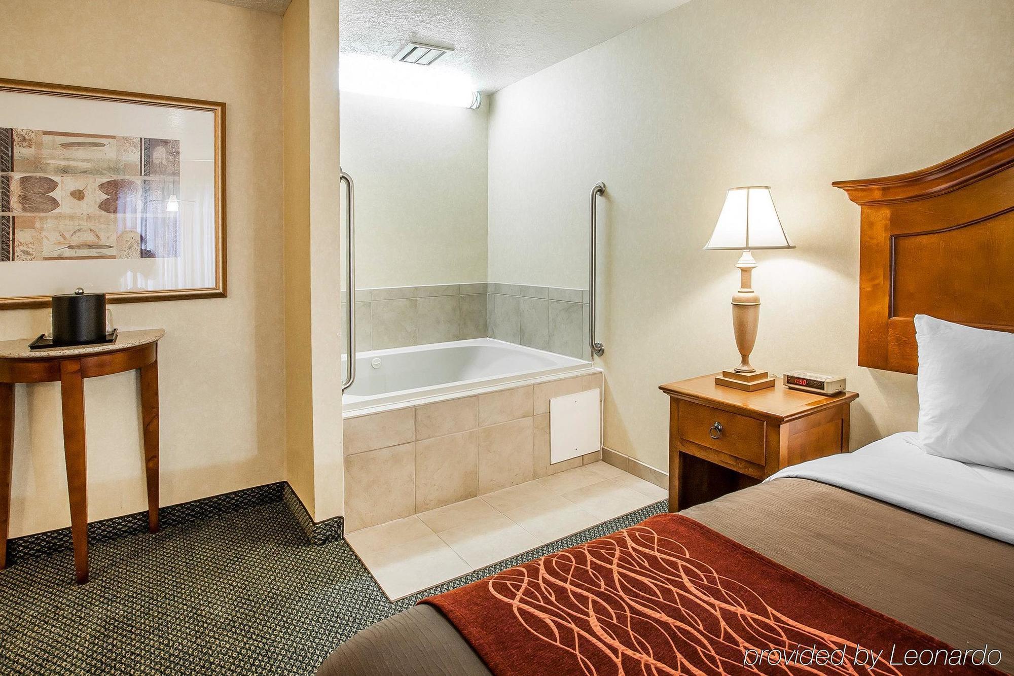 Comfort Inn Conference Center Хилсбъро Екстериор снимка