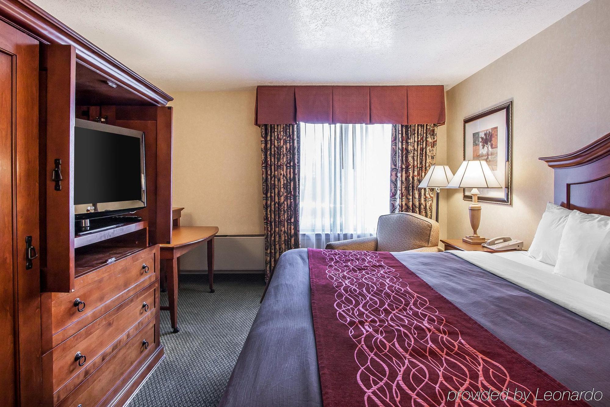 Comfort Inn Conference Center Хилсбъро Екстериор снимка
