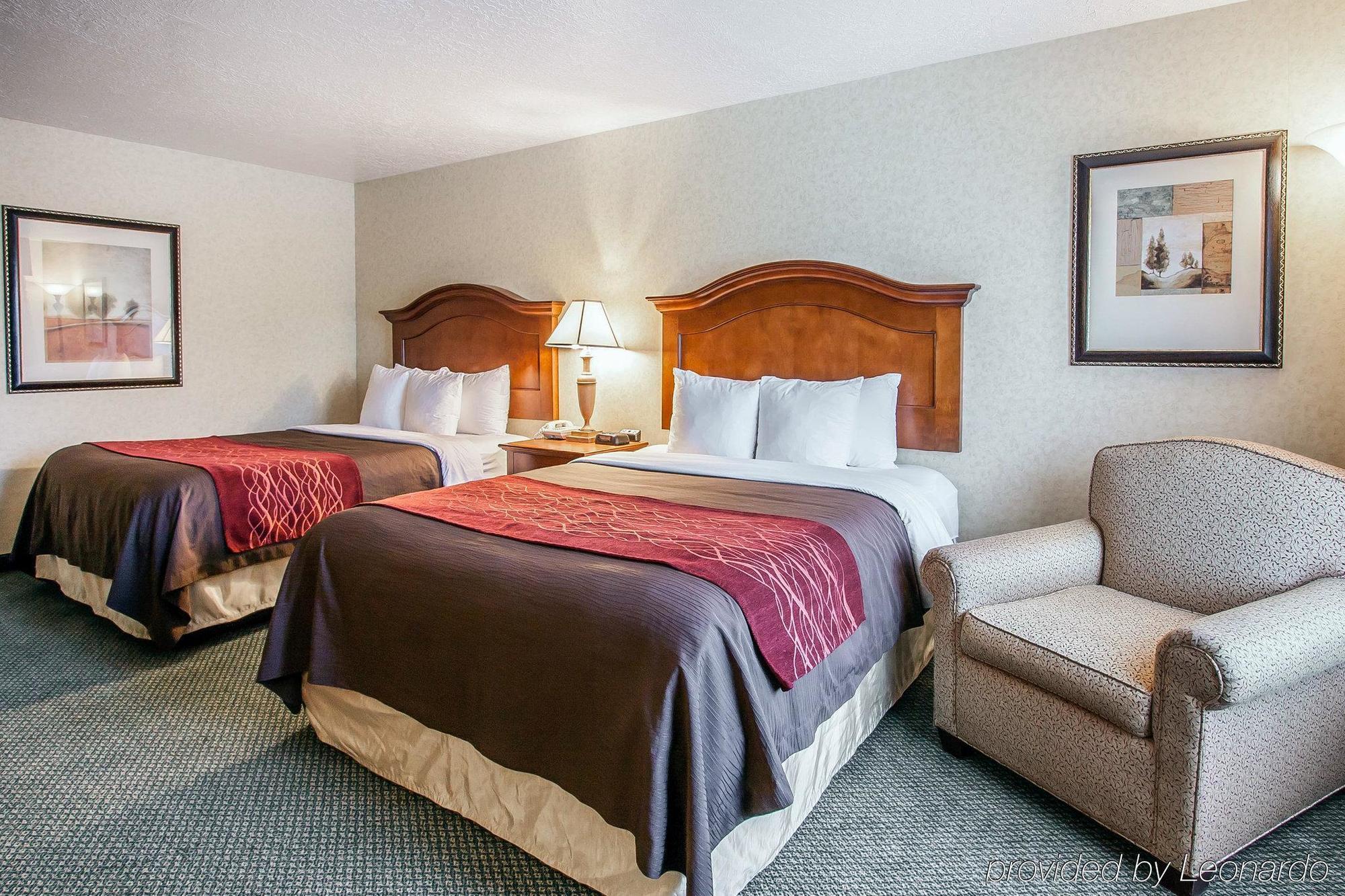 Comfort Inn Conference Center Хилсбъро Екстериор снимка
