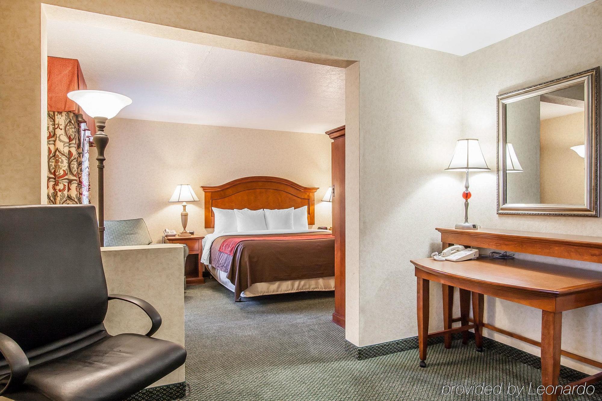 Comfort Inn Conference Center Хилсбъро Екстериор снимка