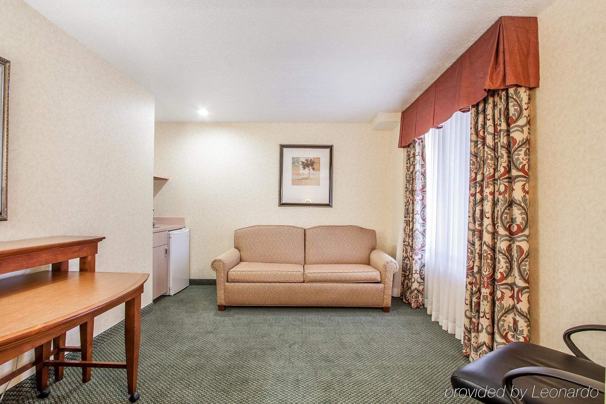 Comfort Inn Conference Center Хилсбъро Екстериор снимка