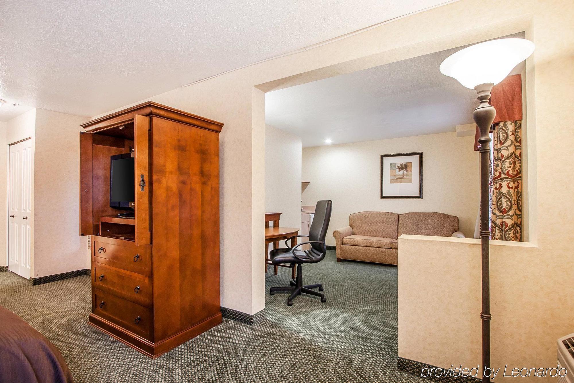 Comfort Inn Conference Center Хилсбъро Екстериор снимка