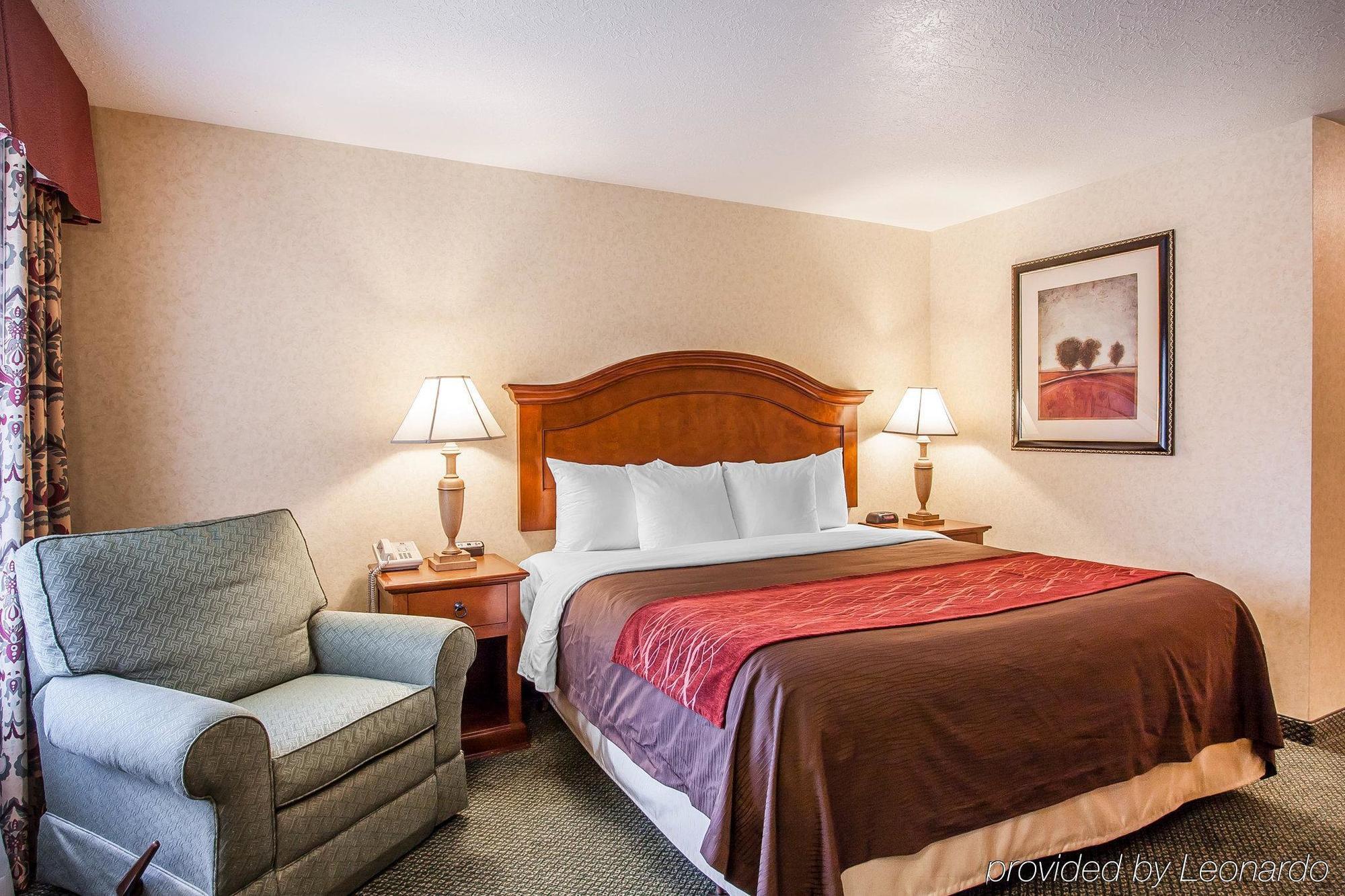 Comfort Inn Conference Center Хилсбъро Екстериор снимка