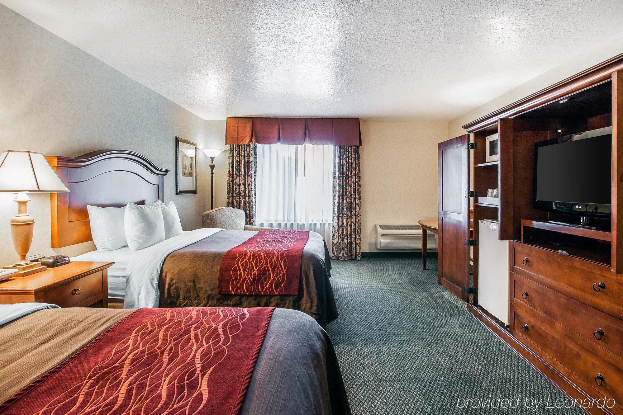 Comfort Inn Conference Center Хилсбъро Екстериор снимка