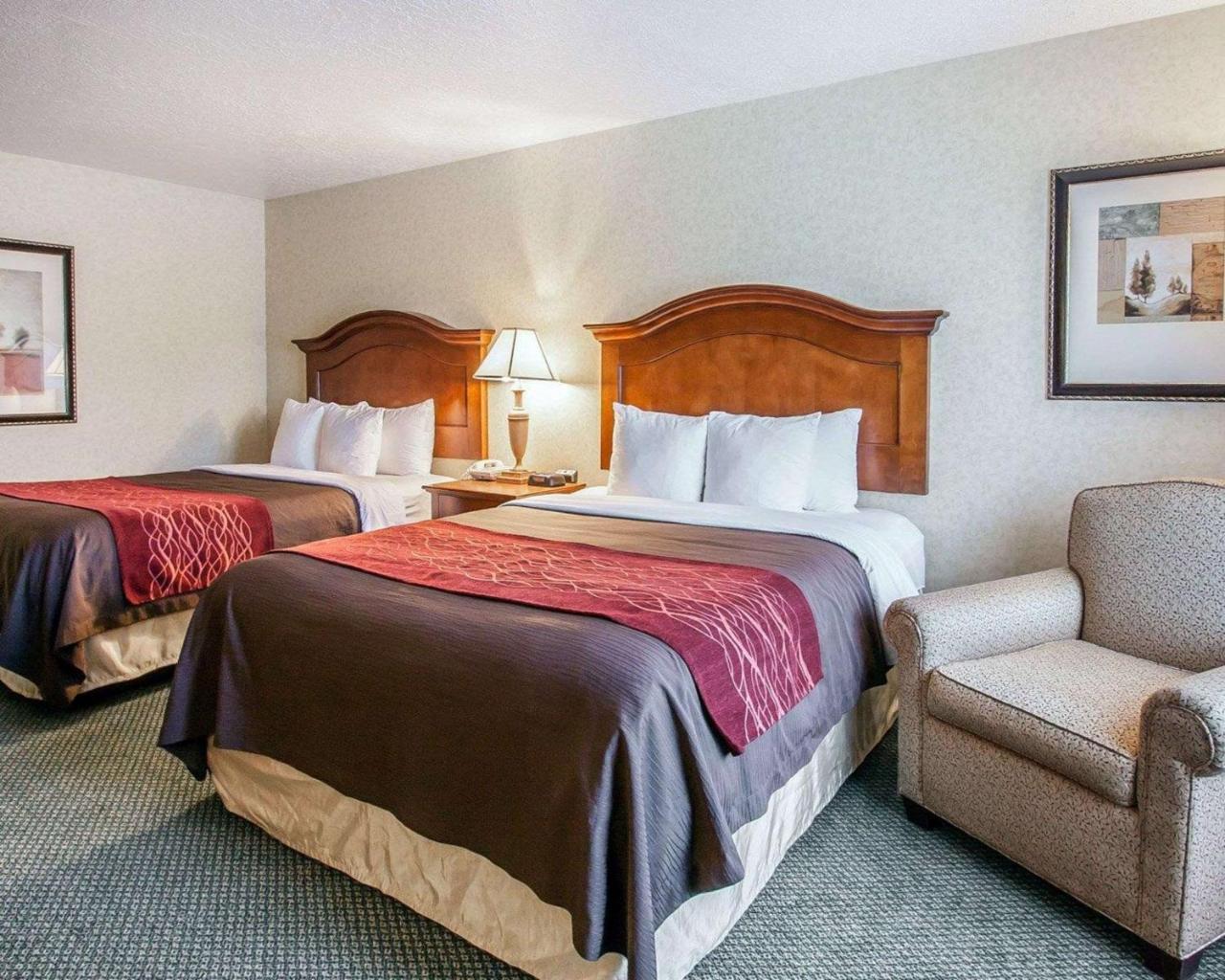 Comfort Inn Conference Center Хилсбъро Екстериор снимка