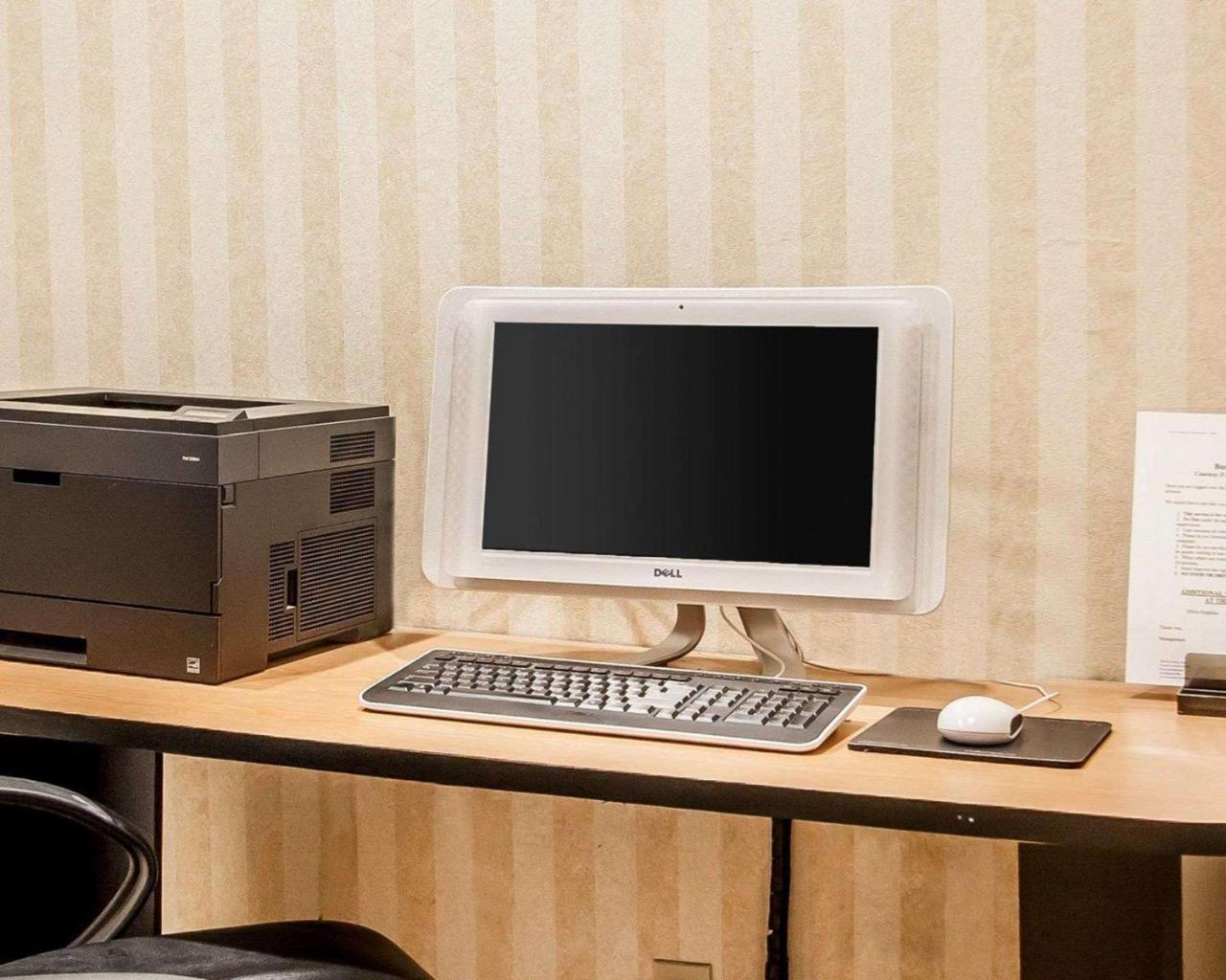 Comfort Inn Conference Center Хилсбъро Екстериор снимка