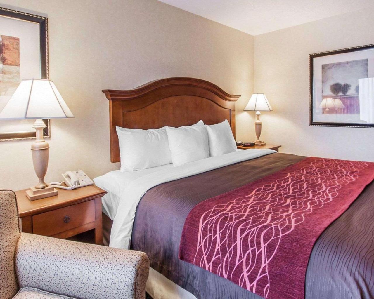 Comfort Inn Conference Center Хилсбъро Екстериор снимка