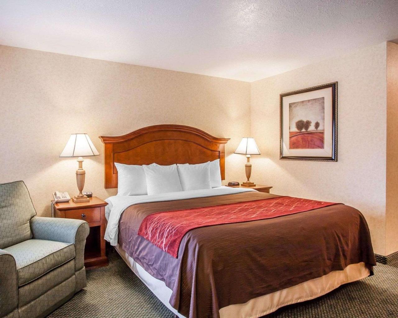 Comfort Inn Conference Center Хилсбъро Екстериор снимка