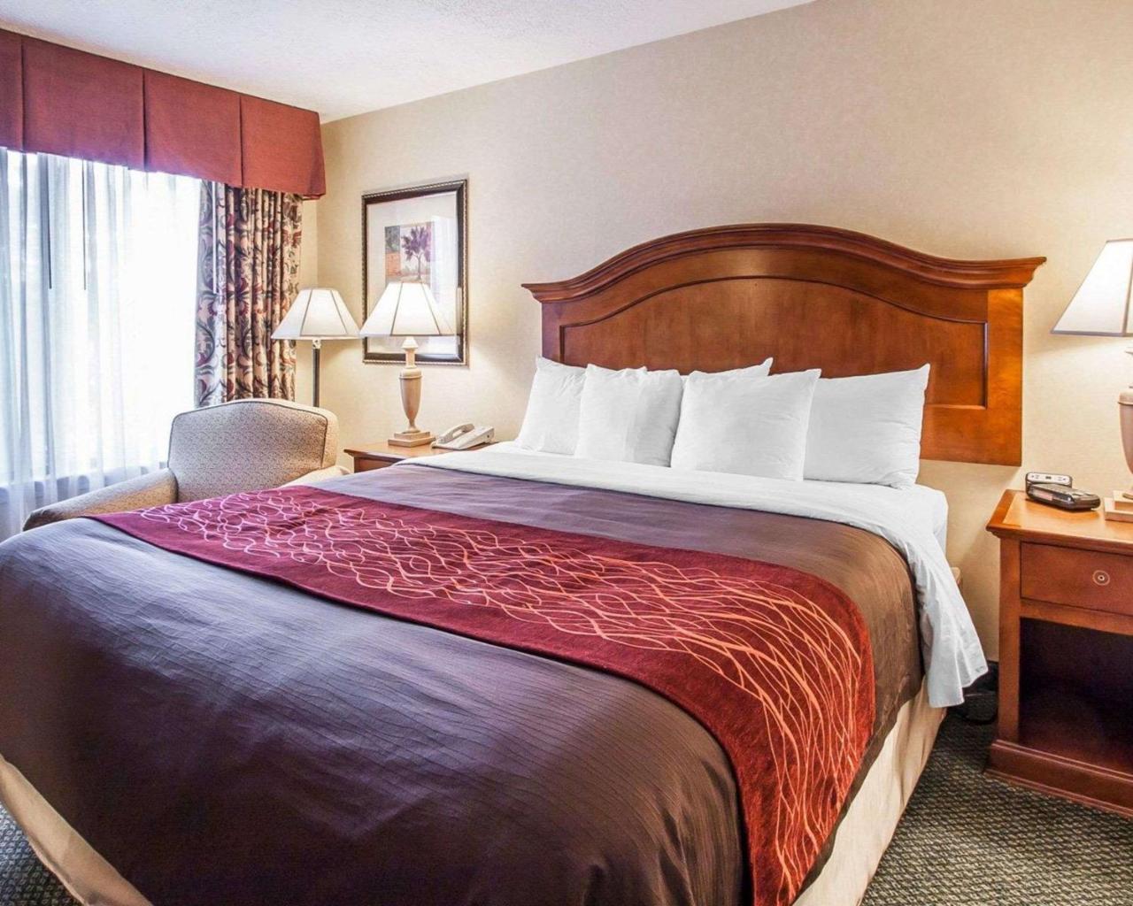 Comfort Inn Conference Center Хилсбъро Екстериор снимка