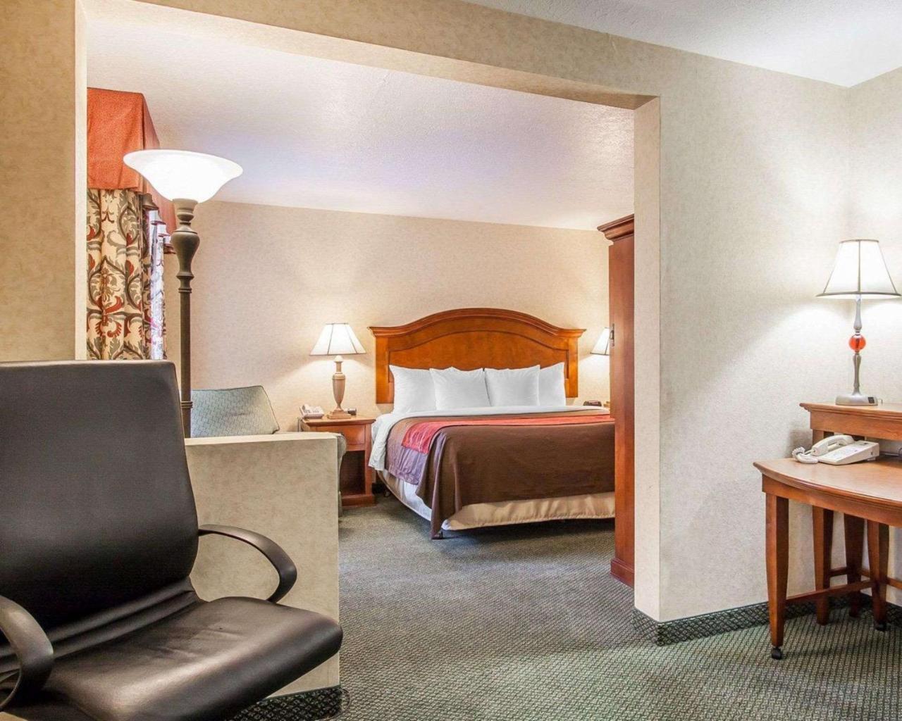 Comfort Inn Conference Center Хилсбъро Екстериор снимка