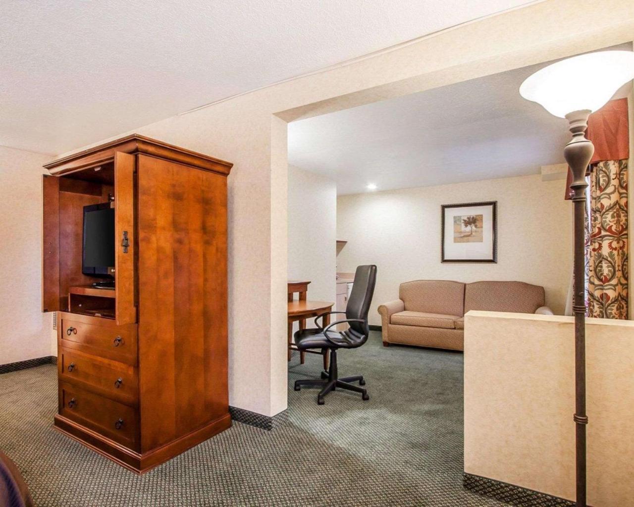 Comfort Inn Conference Center Хилсбъро Екстериор снимка