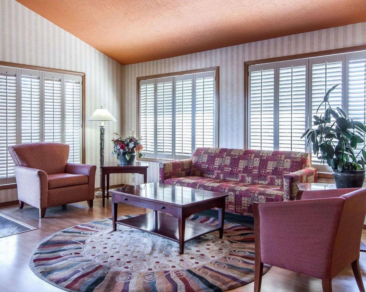 Comfort Inn Conference Center Хилсбъро Екстериор снимка