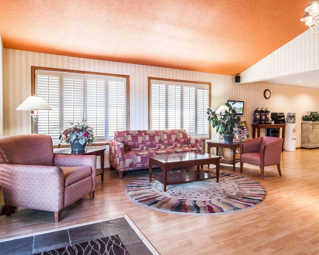 Comfort Inn Conference Center Хилсбъро Екстериор снимка