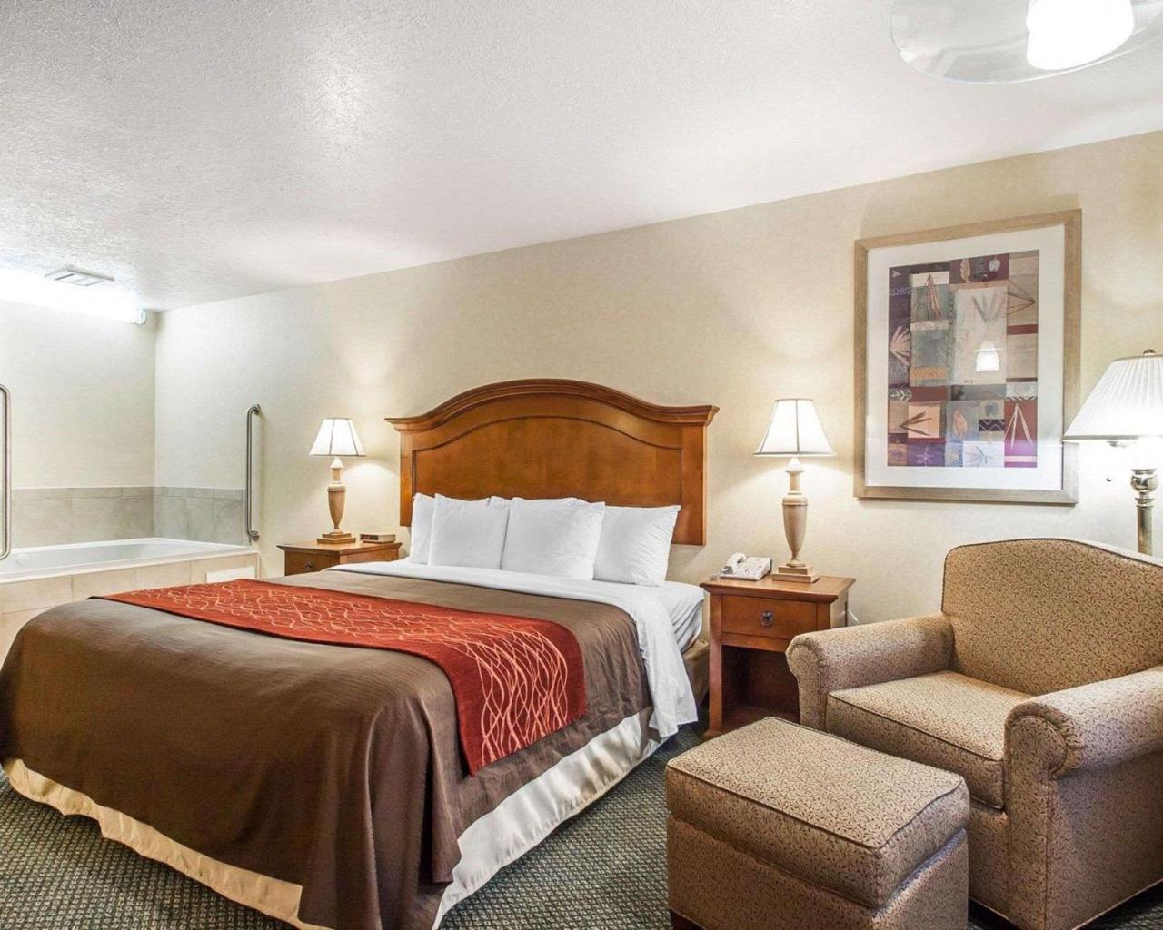 Comfort Inn Conference Center Хилсбъро Екстериор снимка