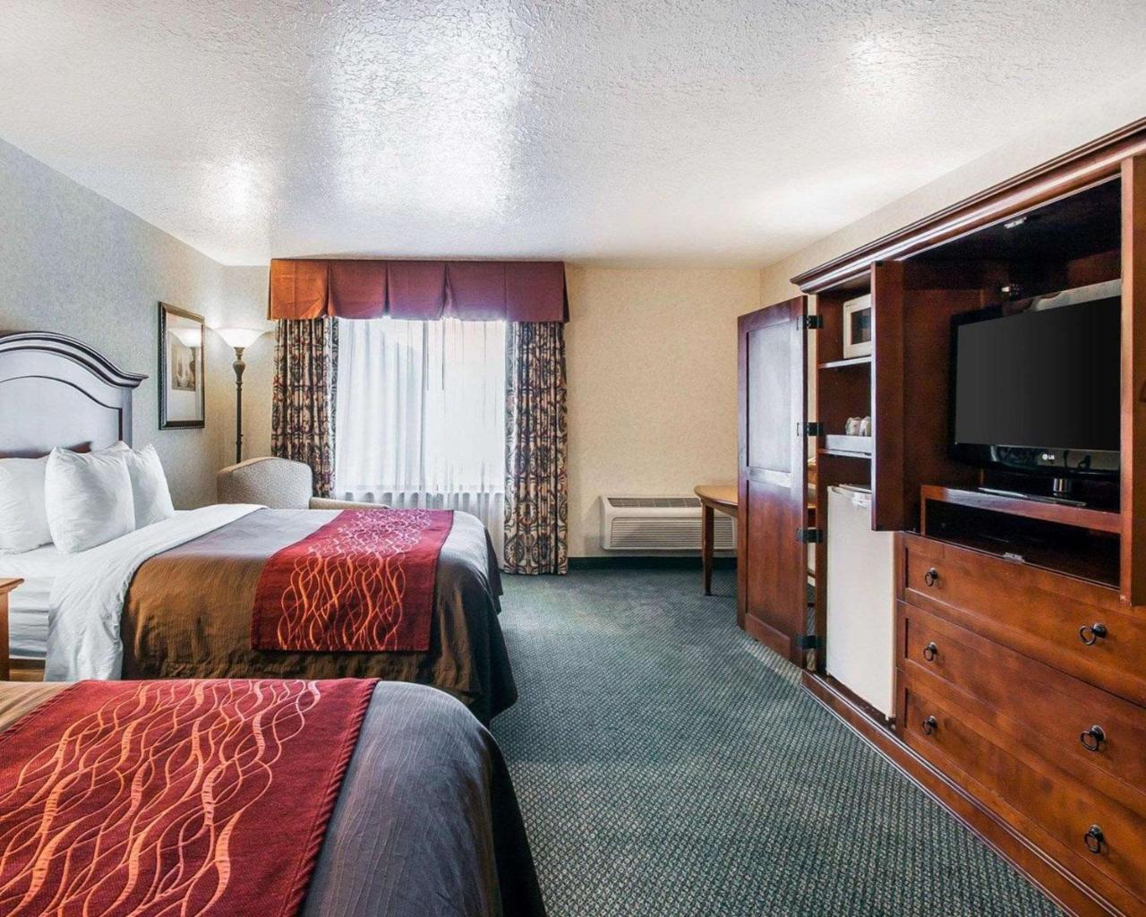Comfort Inn Conference Center Хилсбъро Екстериор снимка