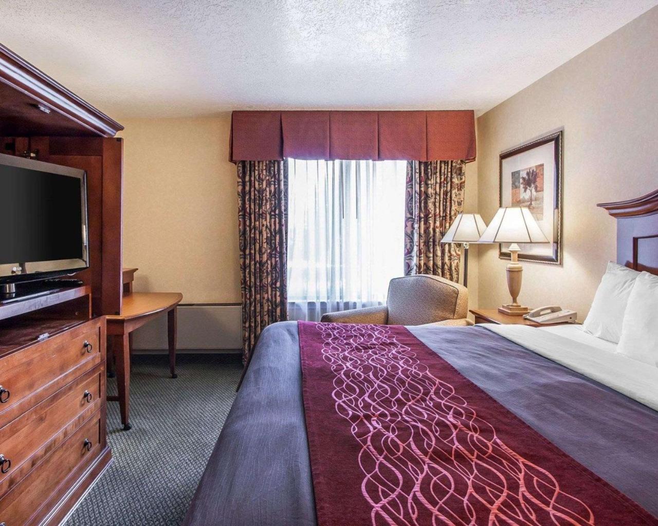 Comfort Inn Conference Center Хилсбъро Екстериор снимка