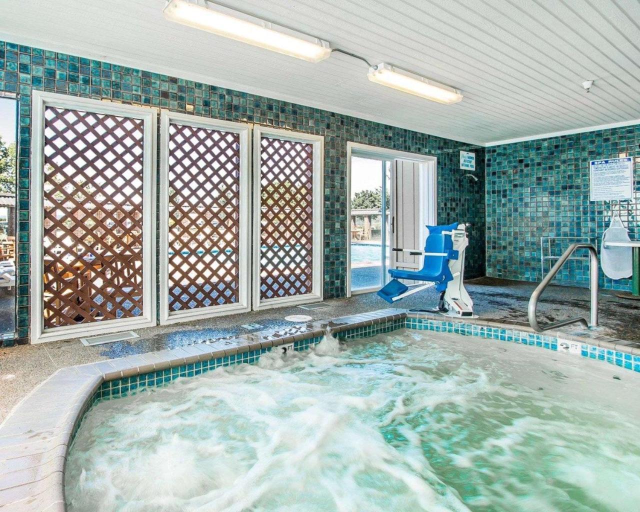 Comfort Inn Conference Center Хилсбъро Екстериор снимка
