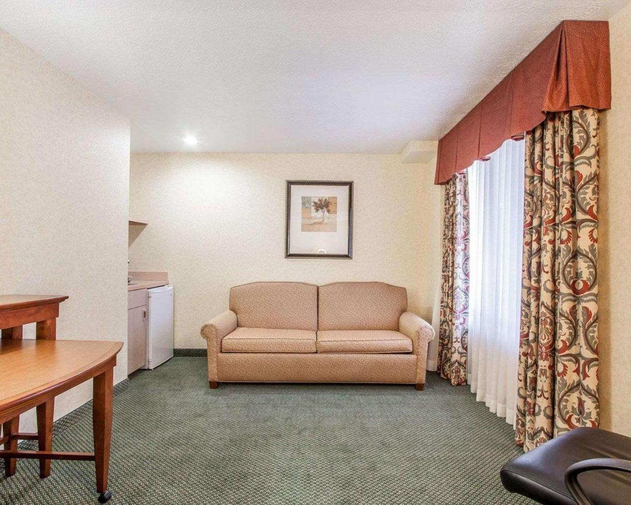 Comfort Inn Conference Center Хилсбъро Екстериор снимка
